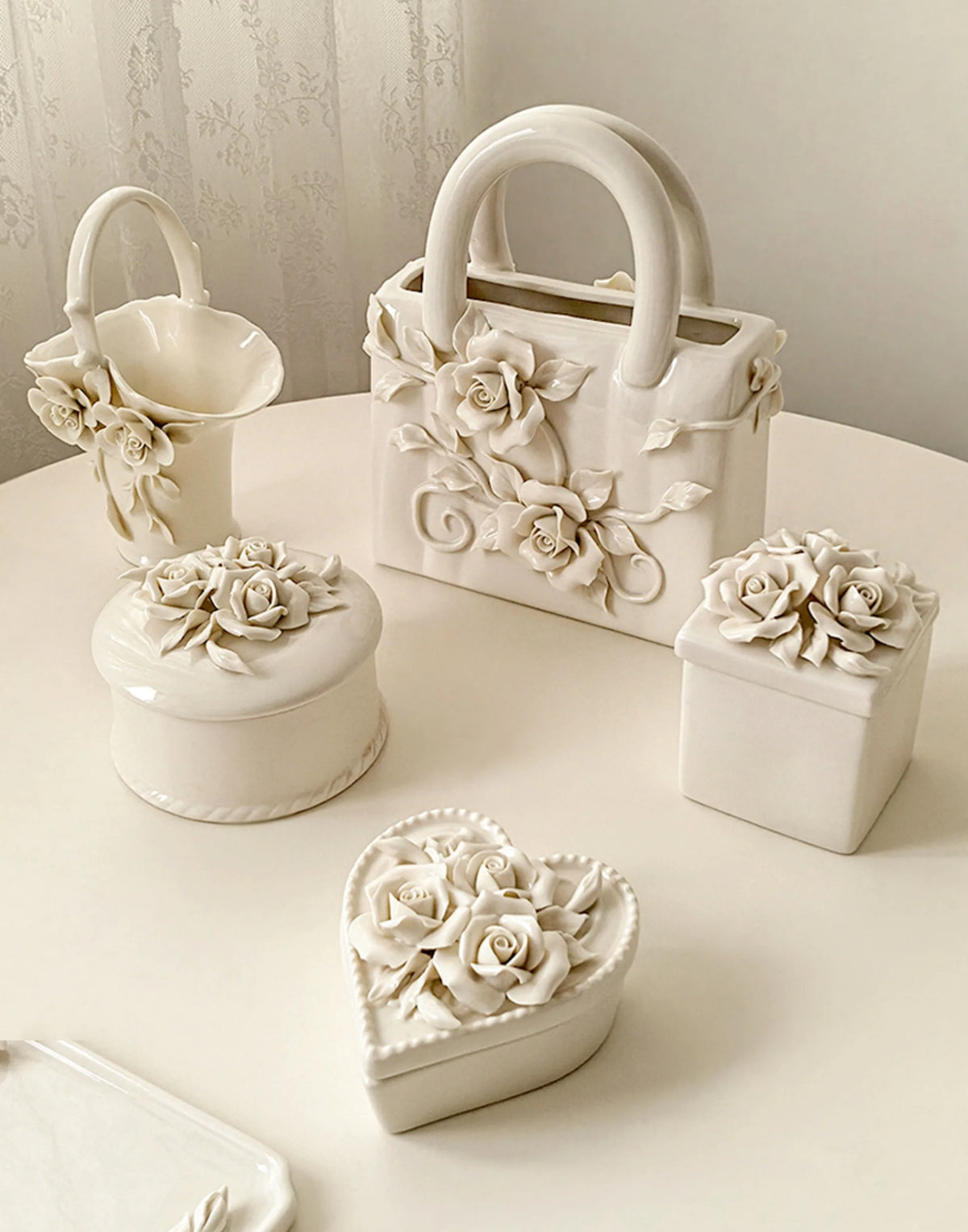 vase decoratif blanc roses relief porcelaine classique tasse bol plat boite rond coeur carreeDecoration