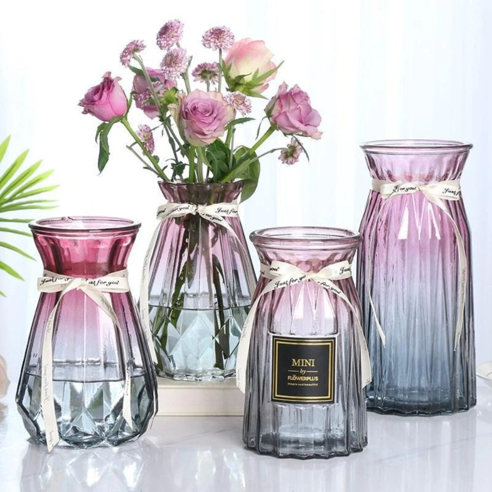 vases modernes élégants couleurs bleu violet rose facettes rayures opaques décoration intérieure arrangement fleurs