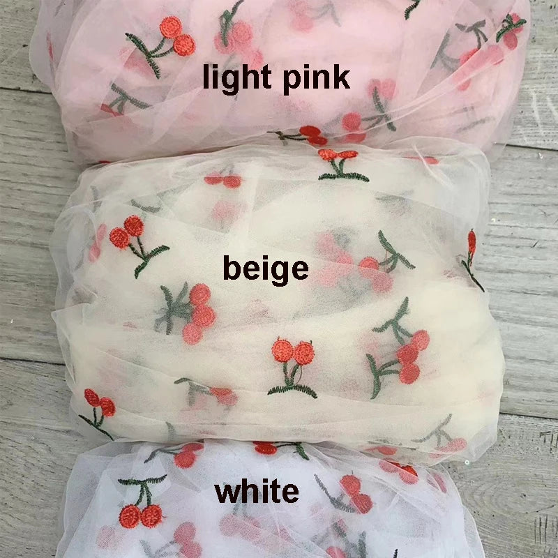 tissu polyester brodé fruits rouges verts transparent broderie blanc roseclair