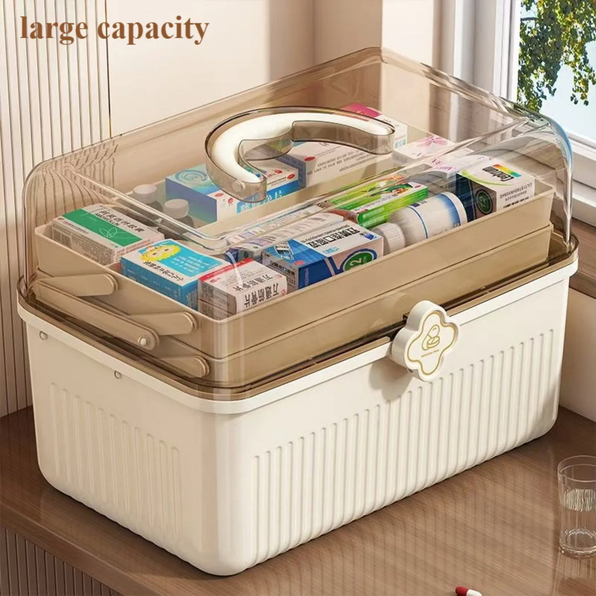 boîte médicaments multiétages blanc crème transparent moderne comprimés flacons verre stylos postits calculatrice