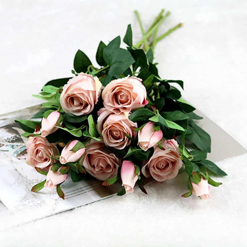 décoration maison bouquet fleurs artificielles roses ouvertes feuilles vertes réaliste anniversaire mariageintérieur