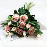 décoration maison bouquet fleurs artificielles roses ouvertes feuilles vertes réaliste anniversaire mariageintérieur
