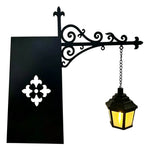 lanterne suspendue support métal forgé décoration murale motif floral panneau rectangulaire piles livres littéraire