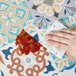 Une serviette blanche avec un motif ornemental coloré et une coupe de pâtisserie dessus.