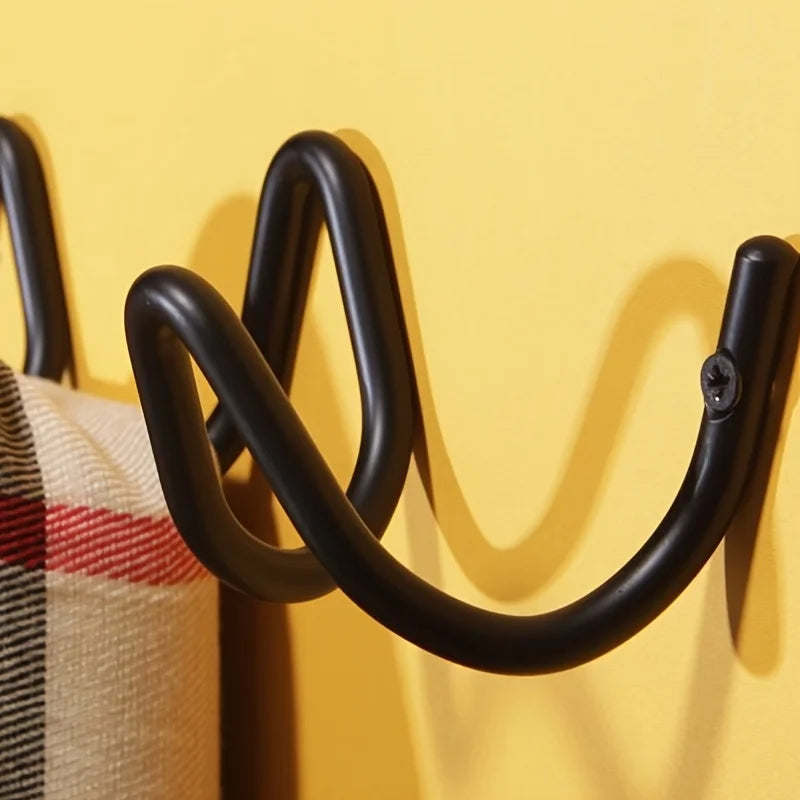 porte sacs murals modernes vis fixés noir sacs beiges noirs jaunes cadeau rouge chemise