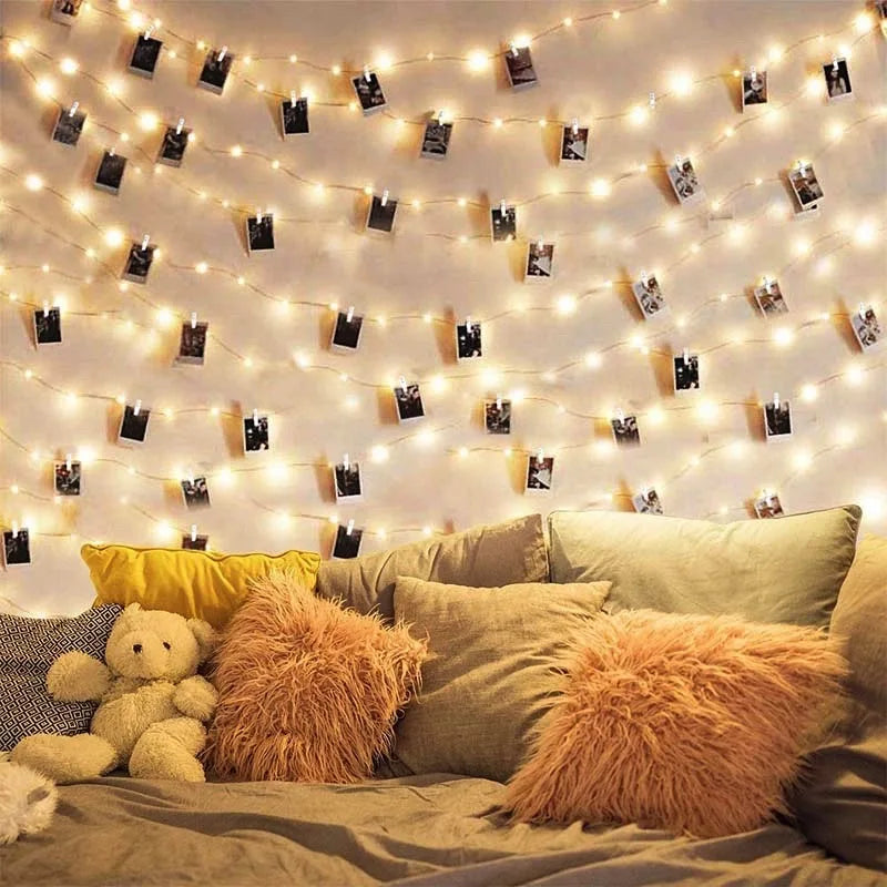 Détail des clips photo sur la guirlande lumineuse LED jaune