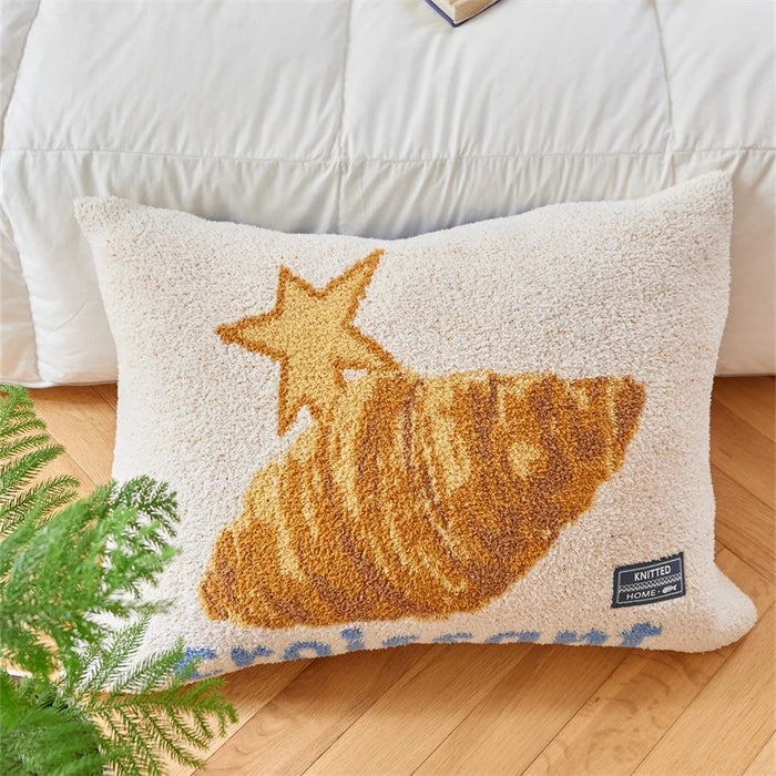 Coussin décoratif moelleux avec une illustration de croissant doré orné d'une étoile brillante, créant une ambiance chaleureuse et accueillante dans l'environnement de la pièce.