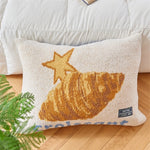 Coussin décoratif moelleux avec une illustration de croissant doré orné d'une étoile brillante, créant une ambiance chaleureuse et accueillante dans l'environnement de la pièce.