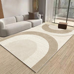 Ce tapis moderne et épuré avec ses motifs géométriques beige et blanc apporte une touche de design élégant à ce salon spacieux.