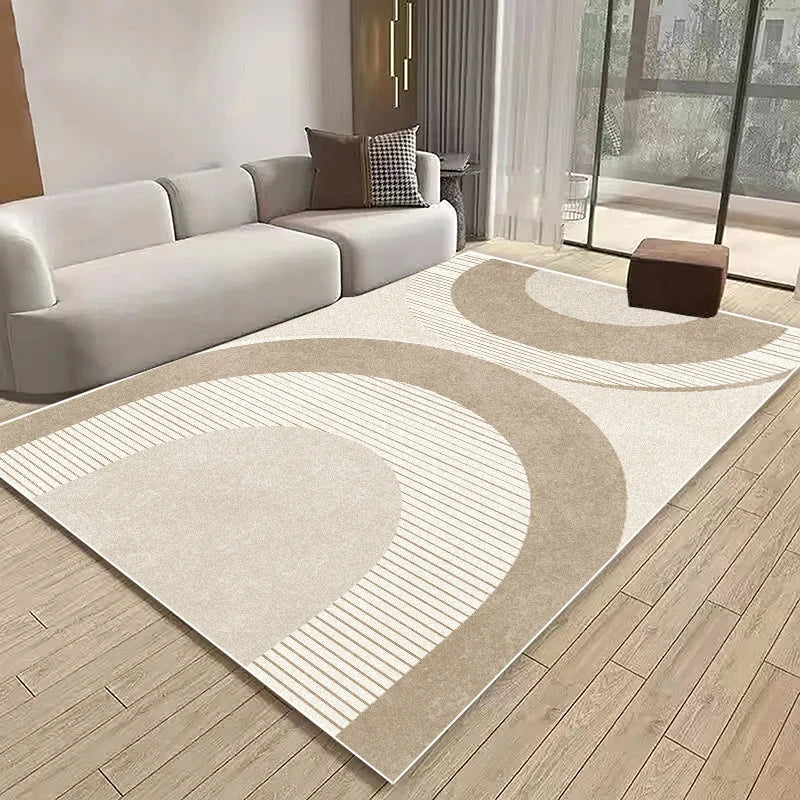 Ce tapis moderne et épuré avec ses motifs géométriques beige et blanc apporte une touche de design élégant à ce salon spacieux.
