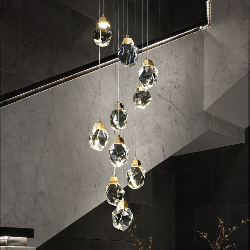 suspension lumineuse moderne transparente dorée facettes géométriques élégante leds