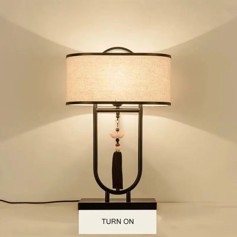 lampe table tissu texturé moderne asiatique pompon abatjour opaque métal noir