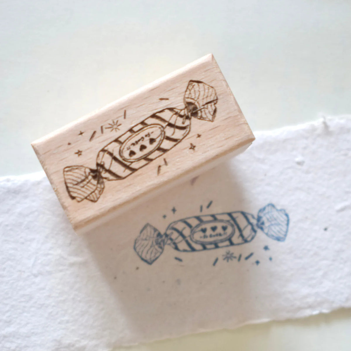 tampons bois naturels motifs gâteaux bonbons artisanal scrapbooking étiquettes journalisation decorative