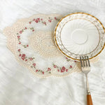 serviette table vintage brodée dentelle beige clair rose pâle vert clair 44x31cm