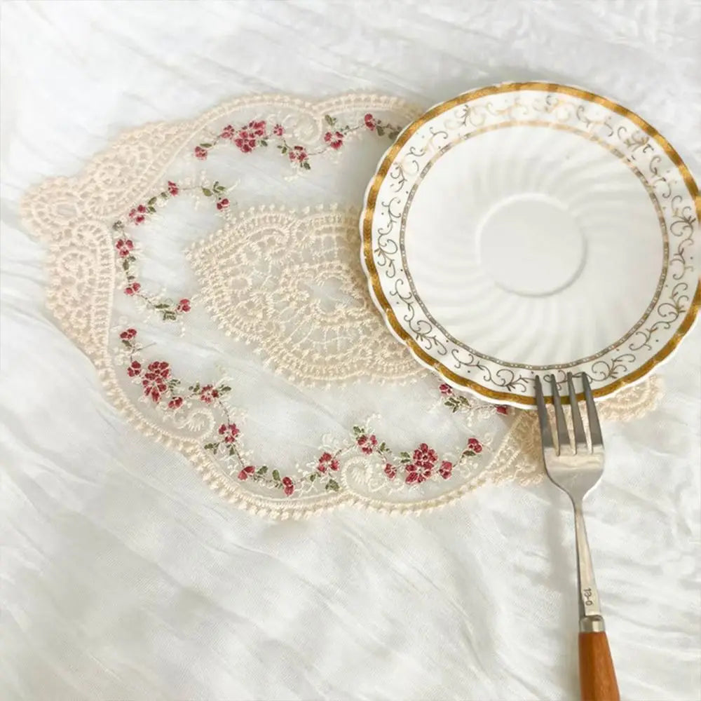 serviette table vintage brodée dentelle beige clair rose pâle vert clair 44x31cm