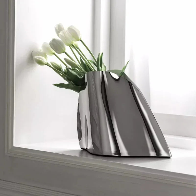 seau champagne métal argenté moderne vase table décorations fêtes tulipes fleurs bouteilles verres transparents