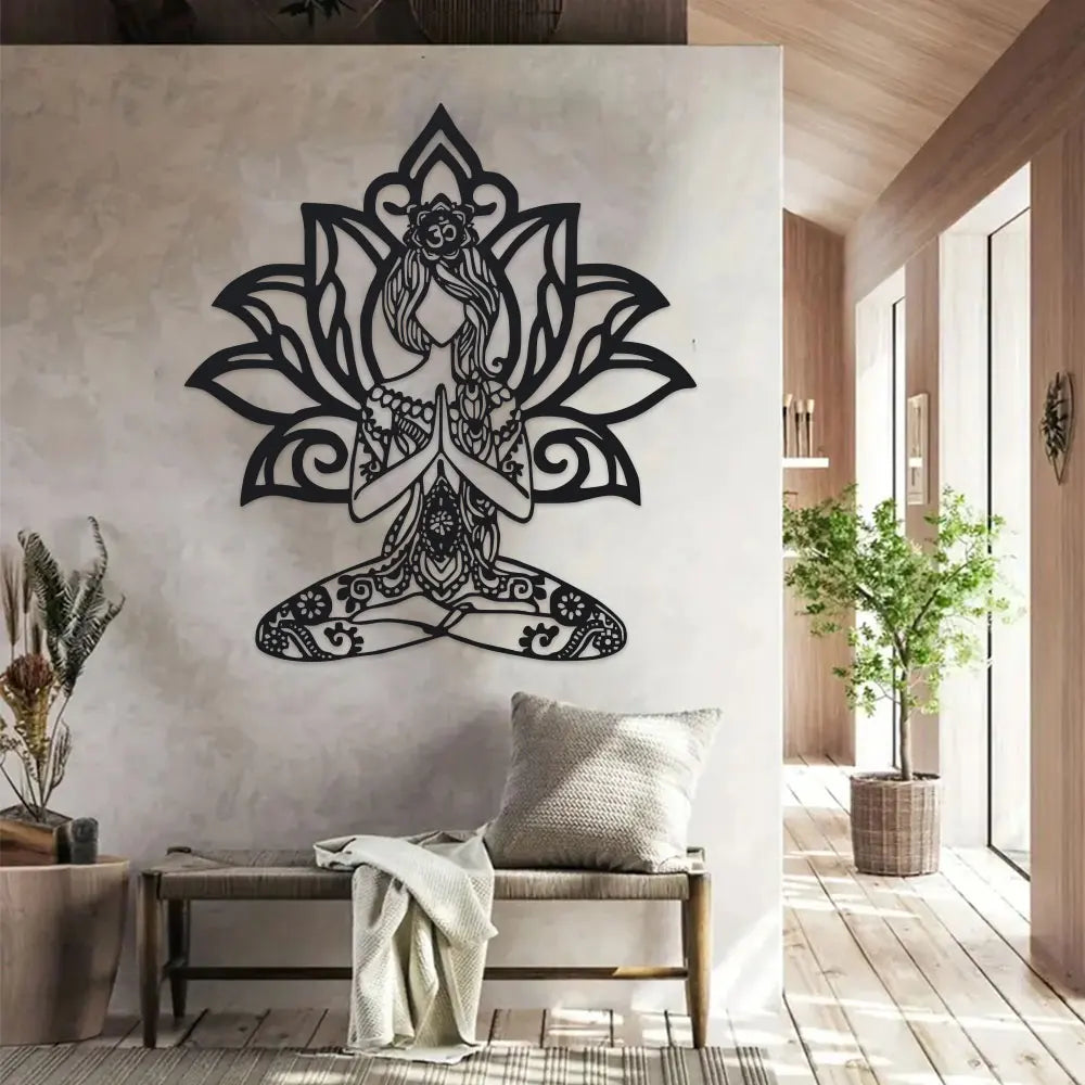 sculpture murale art contemporain femme yoga pose lotus motifs floraux géométriques noir