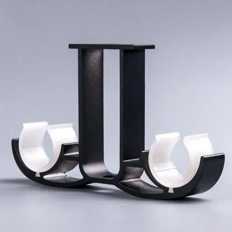 Détail de la fixation du support de tringle à rideau double au plafond