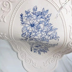tapis silicone blanc fleurs bleues bordure ornée classique baroque vaisselle thé assiette fourchette chocolat