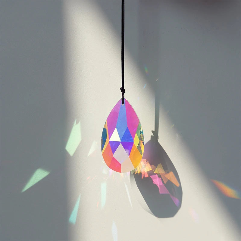 pendentif multicolore facettes géométriques transparent moderne élégant résine brillant chainette métalextérieur jardin