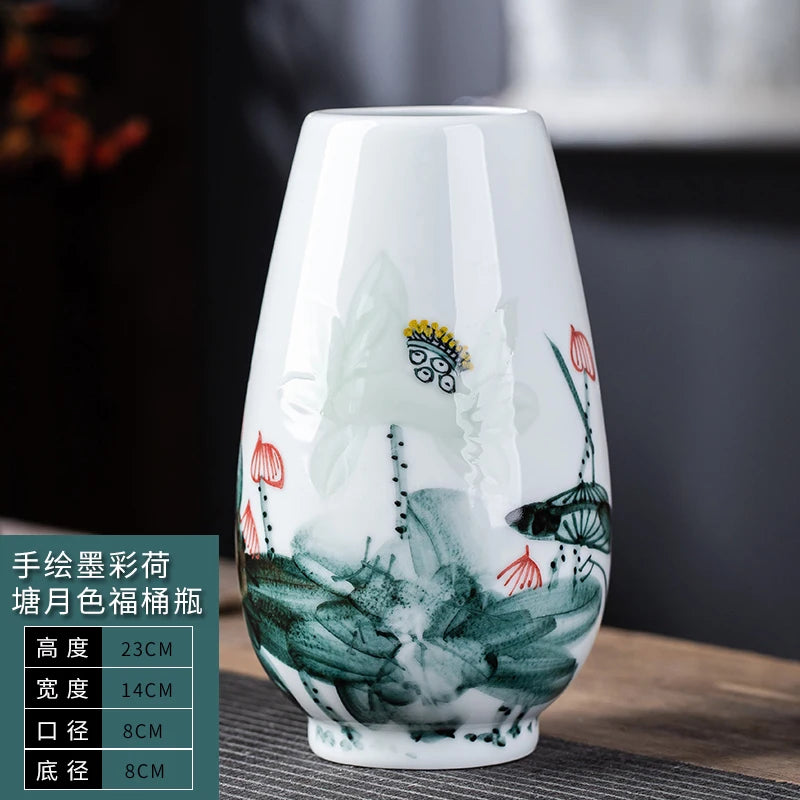 Vase en porcelaine blanc avec des motifs floraux et aquatiques peints à la main.