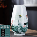 Vase en porcelaine blanc avec des motifs floraux et aquatiques peints à la main.