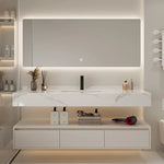 Miroir et étagères du meuble de salle de bain en design contemporain