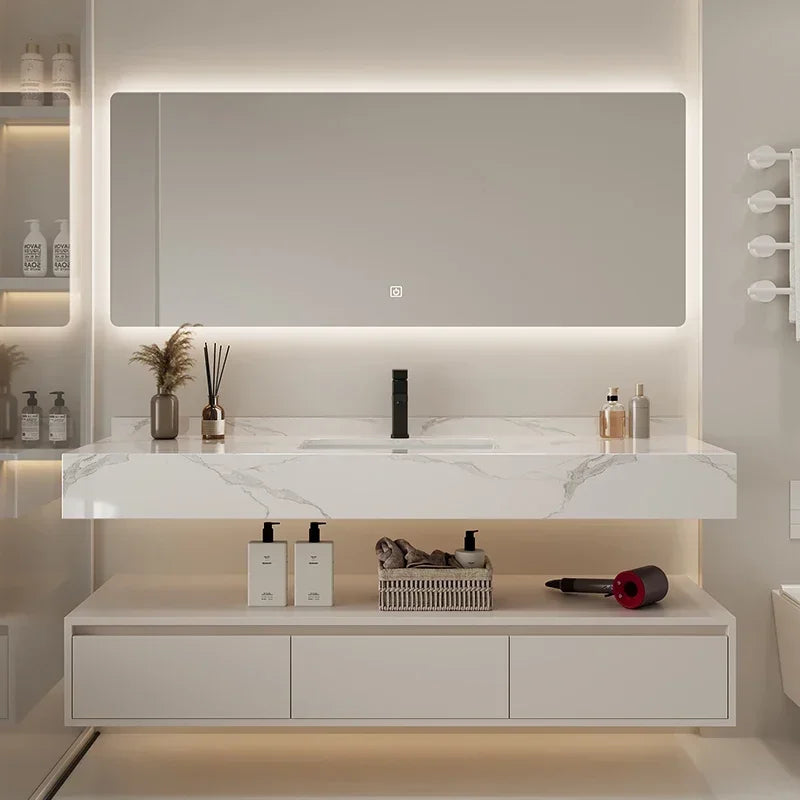 Miroir et étagères du meuble de salle de bain en design contemporain