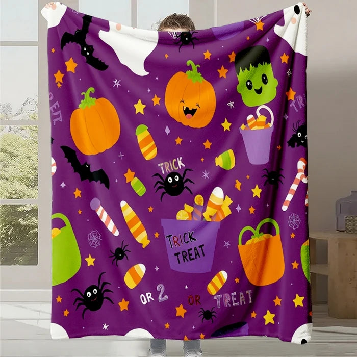 Couverture douce et confortable de couleur violette avec des motifs d'Halloween, tels que des chauves-souris, des citrouilles souriantes et des bonbons, créant une ambiance festive et amusante.