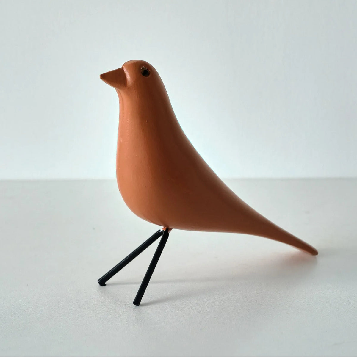 décor oiseau bois peint jaune noir rouge bleu blanc vert pieds métalliques moderne salon
