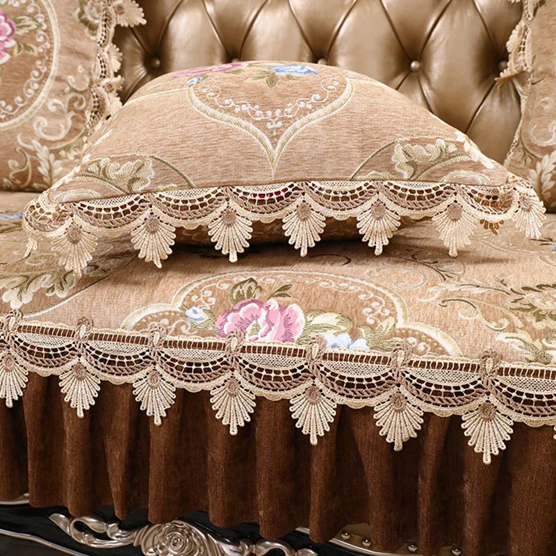 Un somptueux coussin décoratif orné de délicates broderies florales et de dentelles délicates, créant une atmosphère élégante et raffinée.