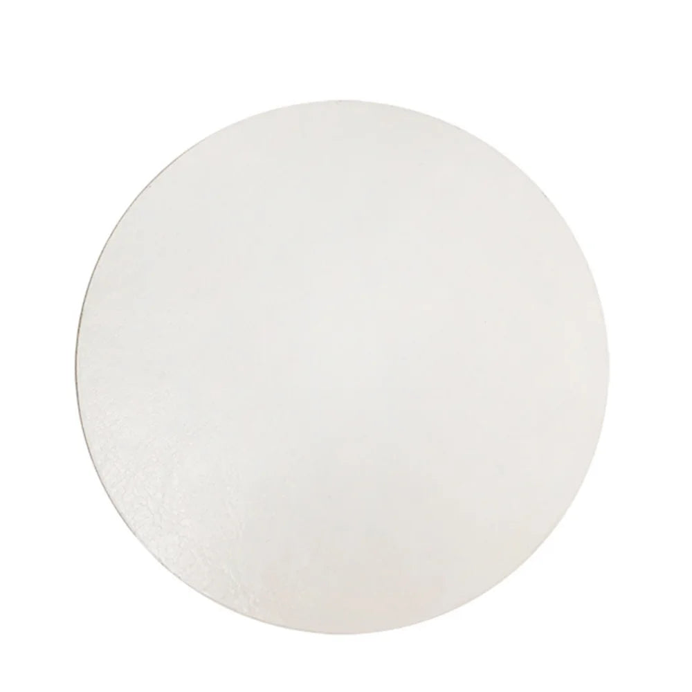 Miroir rond blanc simple et élégant sur fond blanc.