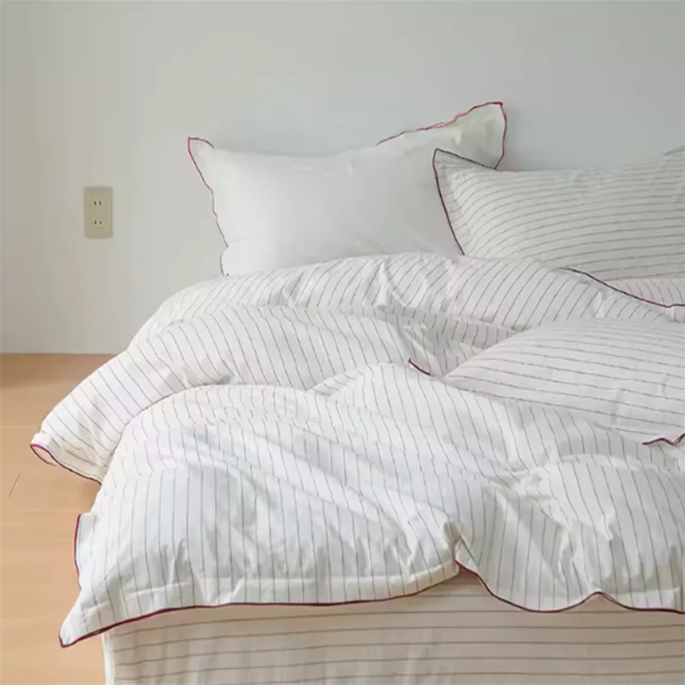 Housse de couette et taies d'oreiller crème sur lit