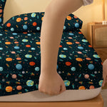 drap lit enfantin planètes colorées fusées étoiles moderne bleu foncé orange vert blanc