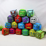 peluche cube dessin animé visage sourire couleur rouge jaune vert rose bleu noir