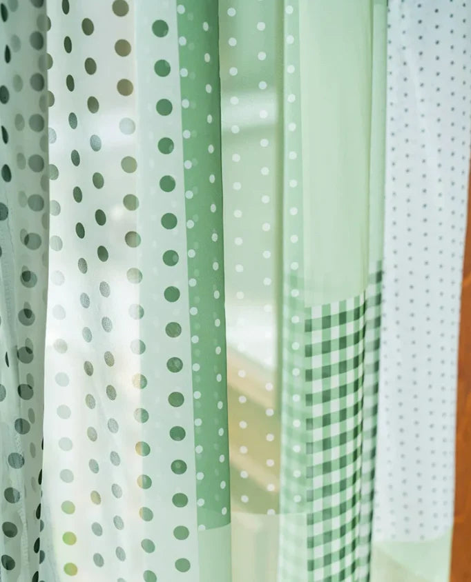 rideau patchwork semi transparent vert nuances bohème textures variées tringle inclusion porte fenêtre bois