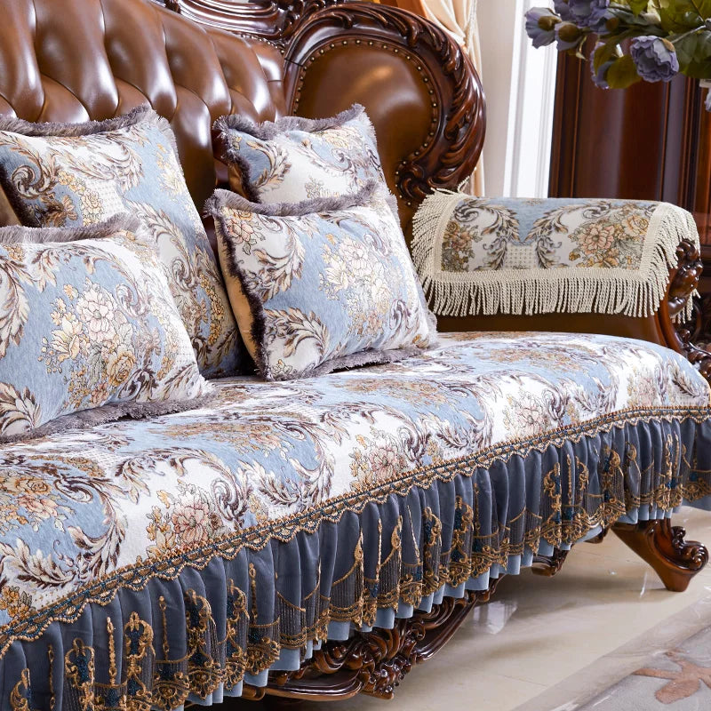 Un canapé antique orné de motifs floraux et d'ornements dorés, offrant un aspect luxueux et raffiné à la pièce.