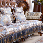 Un canapé antique orné de motifs floraux et d'ornements dorés, offrant un aspect luxueux et raffiné à la pièce.