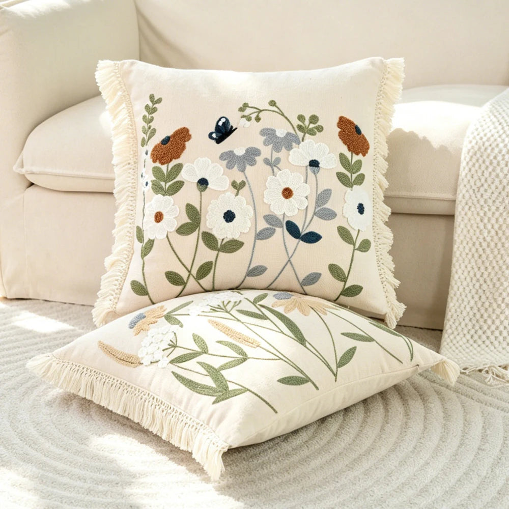housse coussin brodée motif floral beige fleurs blanches oranges bleues vertes traditionnel tissu polyester