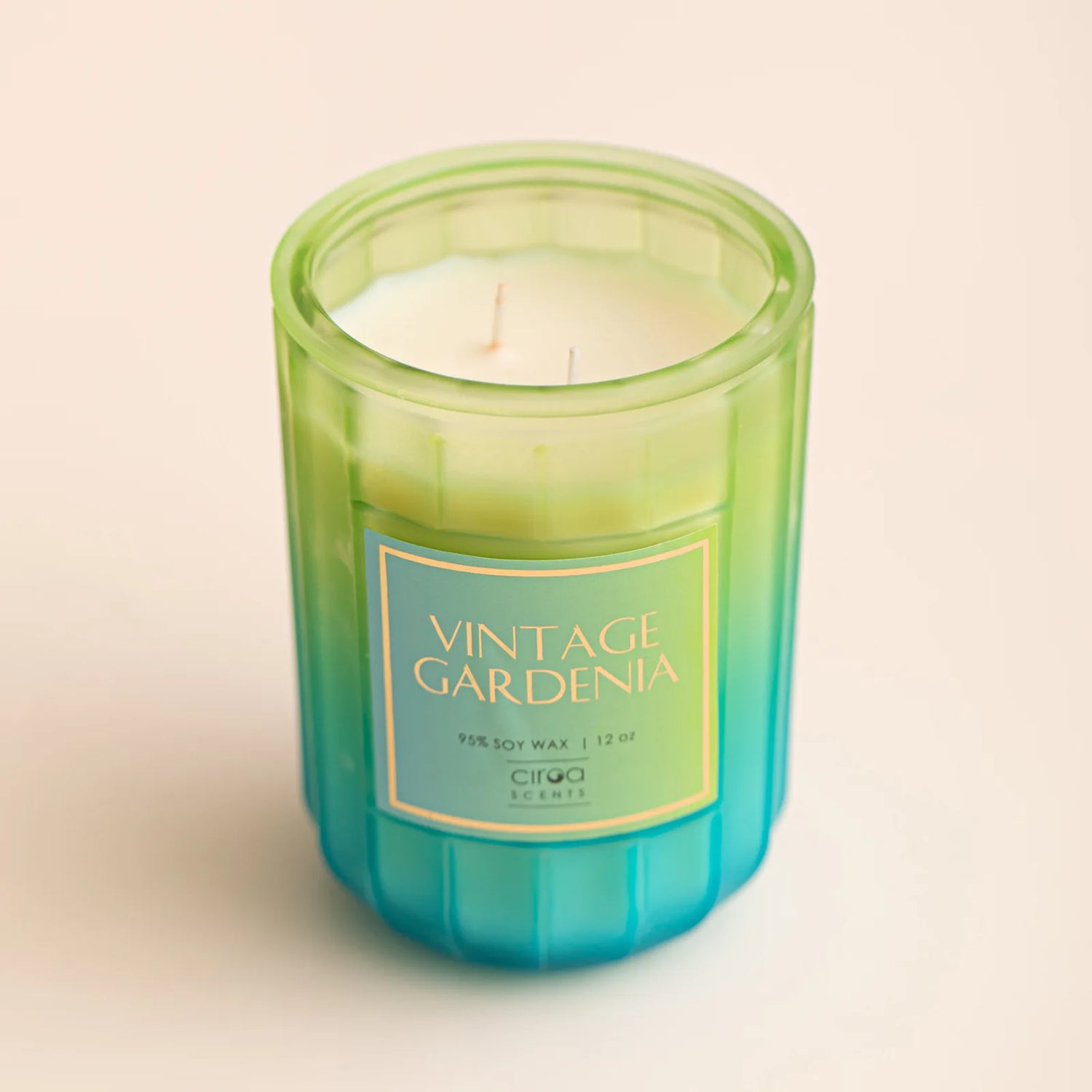 Bougie parfumée vintage gardenia dans un bocal en verre vert.