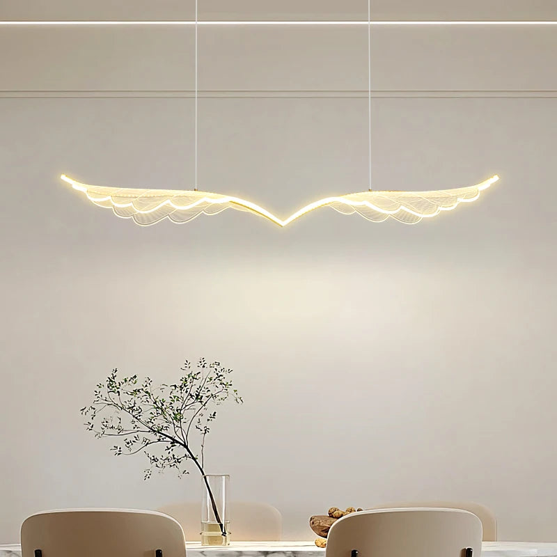 suspension lumineuse moderne ailes papillon blanc doré noir décoration florale branches feuilles