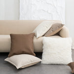 Un canapé beige confortable décoré de coussins neutres et moelleux, créant une atmosphère apaisante dans un espace moderne.