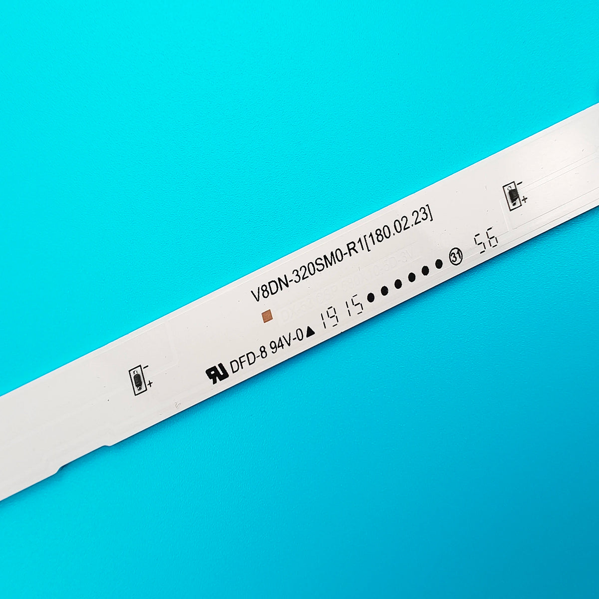 ruban led blanc moderne connecteurs usb alimentation numéros techniques production