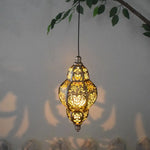 lampe suspendue dorée artisanale plaque solaire chaîne ajourée extérieur jardin traditionnelle