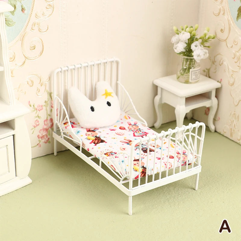 lit miniature classique bois marron clair matelas tête lit tissu uni blanc chambre poupée