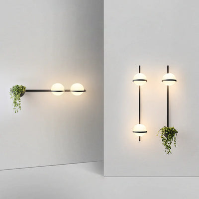 Applique murale LED Art Déco bleue sur mur blanc