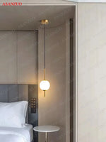 suspension lumineuse moderne sphères translucides blanc doré chambre salon minimaliste