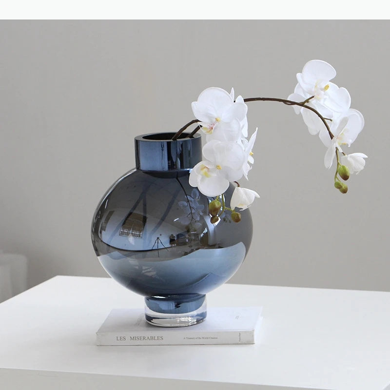 vase moderne bleu foncé transparent arrangement fleurs orchidée hydrangea tulipes