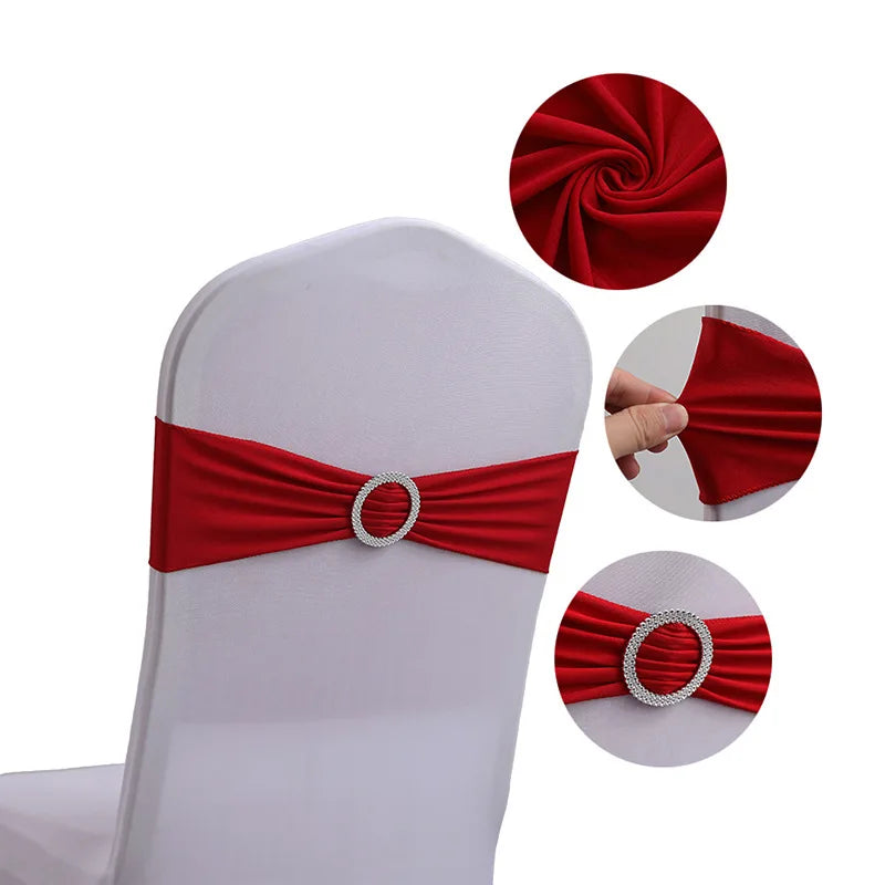 Une décoration élégante pour les chaises, composée d'un noeud de satin rouge orné d'un anneau doré.