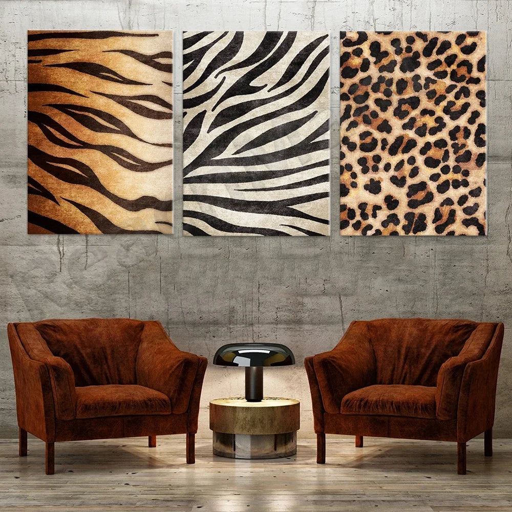Des toiles décoratives avec des motifs de peau d'animaux comme le tigre, la zèbre et le léopard, complétées par deux fauteuils en velours marron dans une ambiance moderne et chaleureuse.